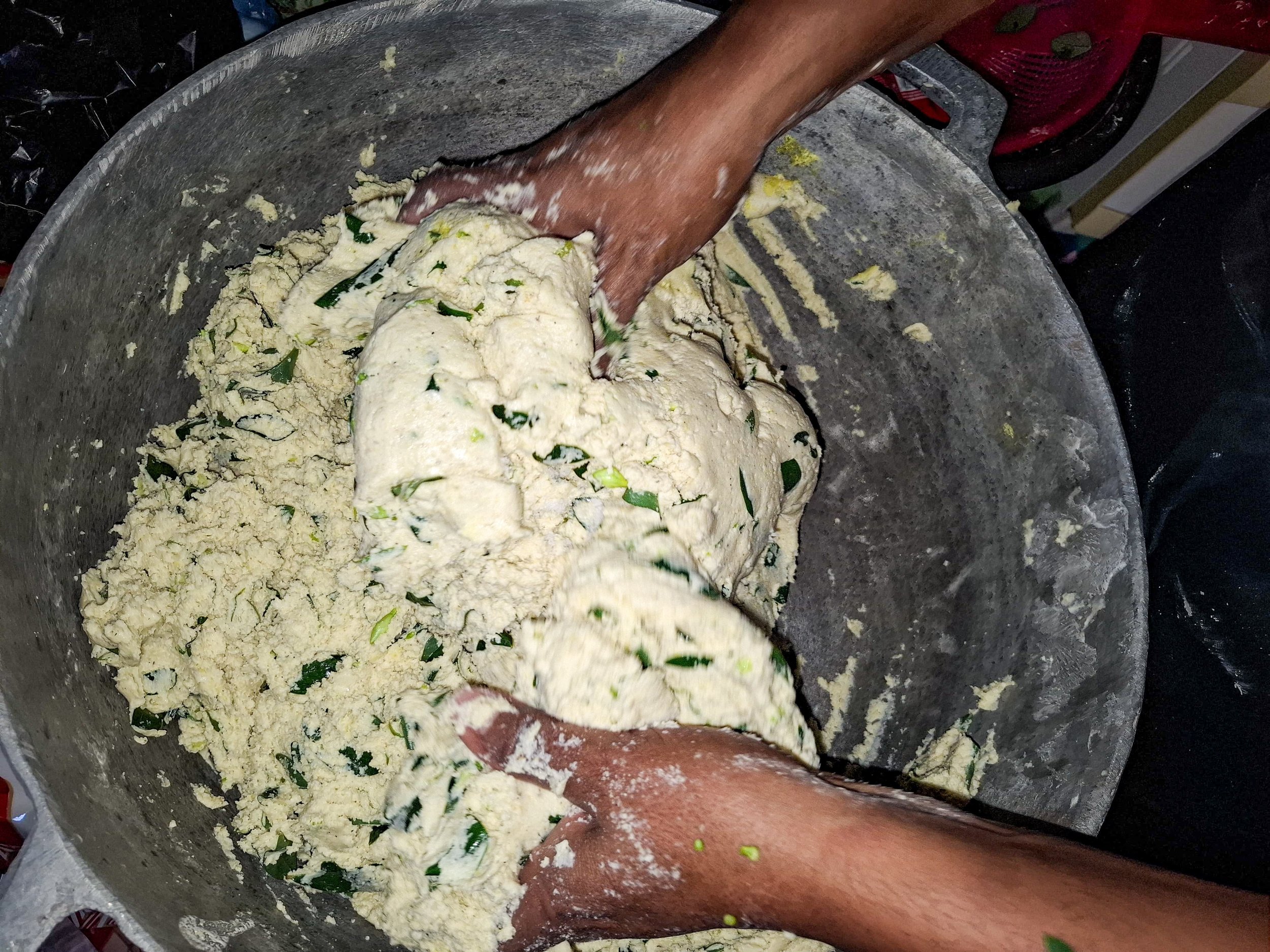  Hojas de chipilín recién cortado, maíz nuevo molido y loroco silvestre son los ingredientes principales para esta receta de doña Dora del Cid. Foto: Glenda Alvarez 
